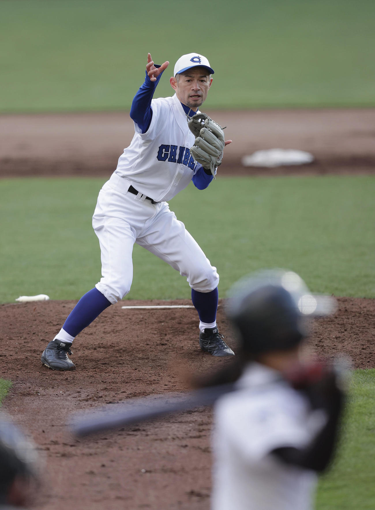 女子高校野球選抜チームとのエキシビションマッチで先発し力投するイチロー氏（撮影・前田充）