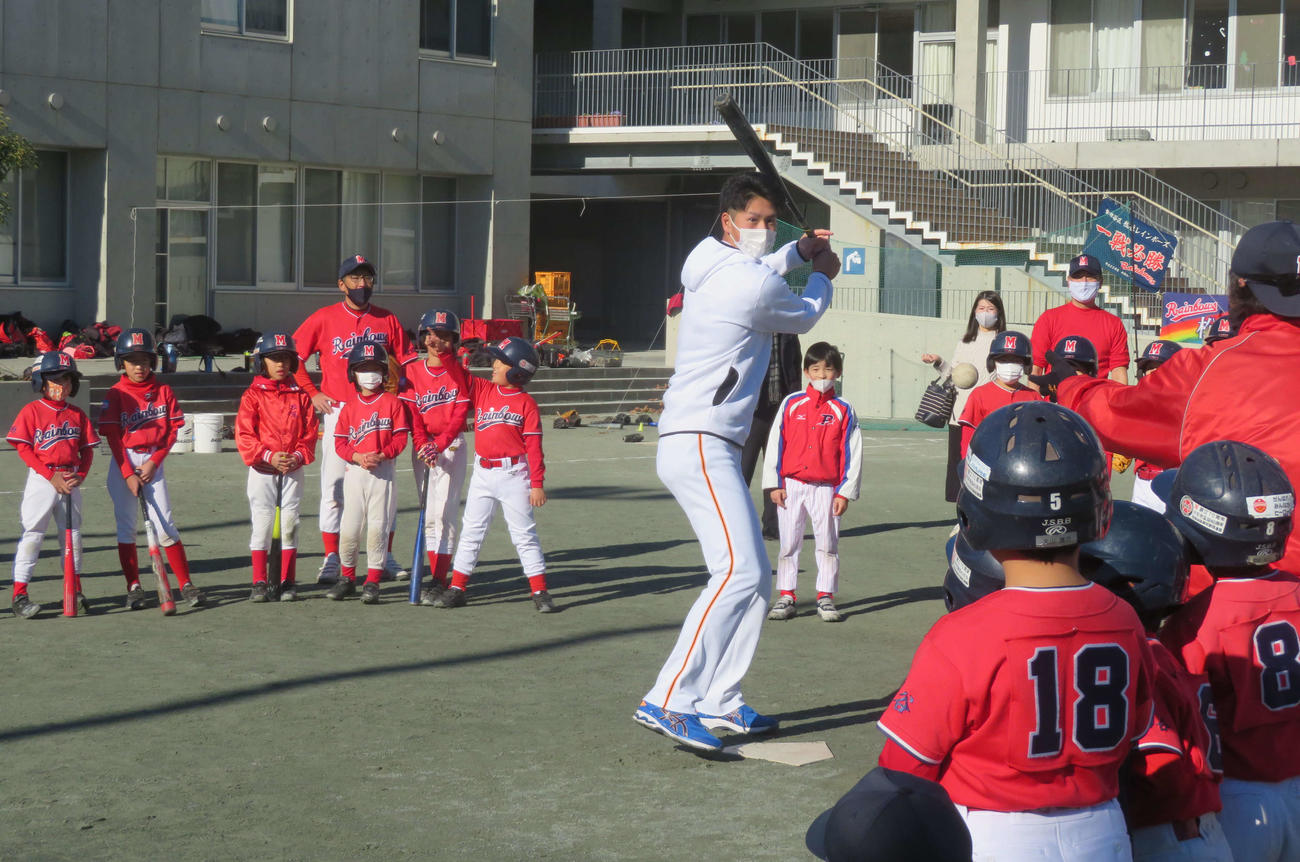 小学生を前に打撃を実演する巨人秋広（撮影・上田悠太）