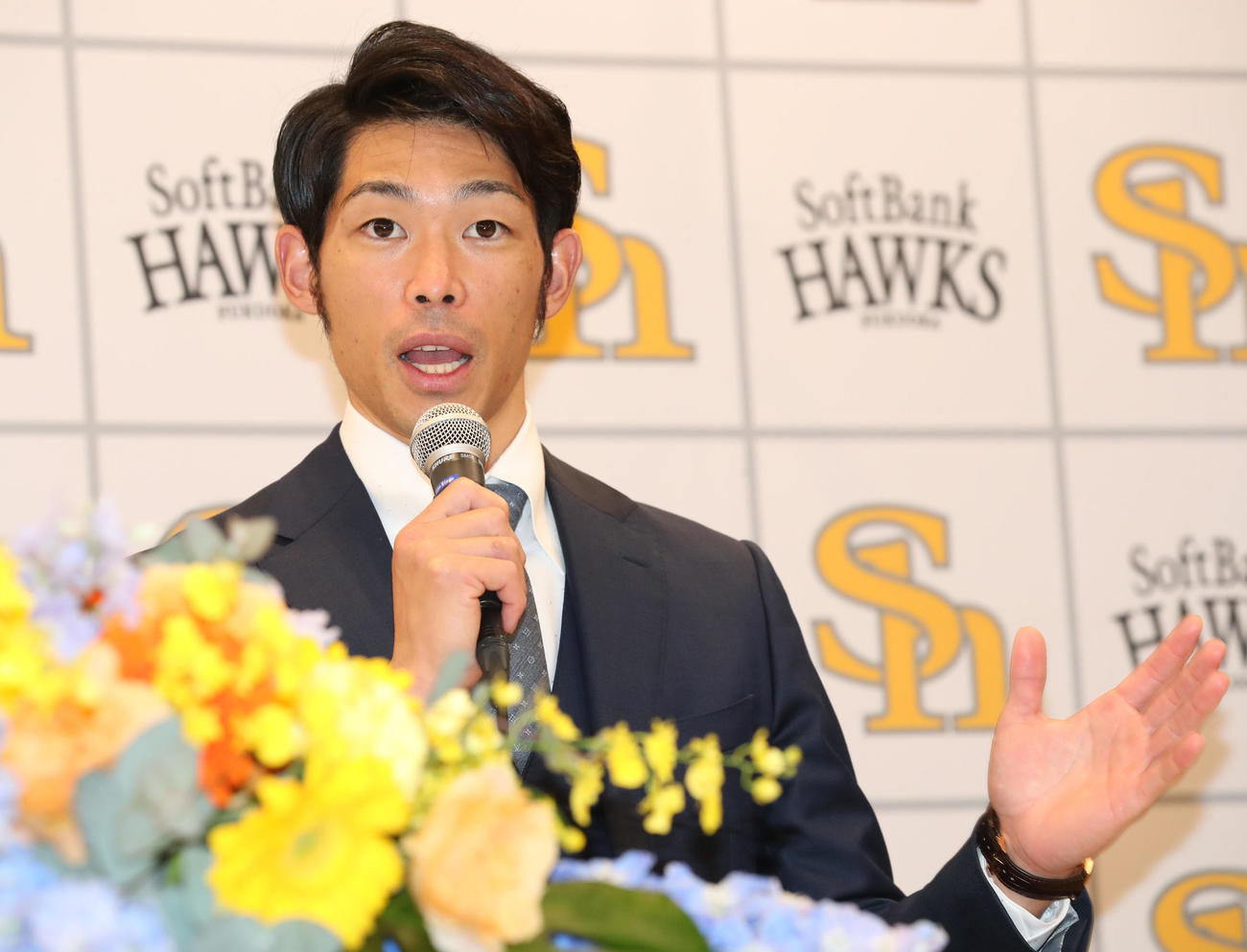 入団会見で話をする又吉克樹（撮影・梅根麻紀）