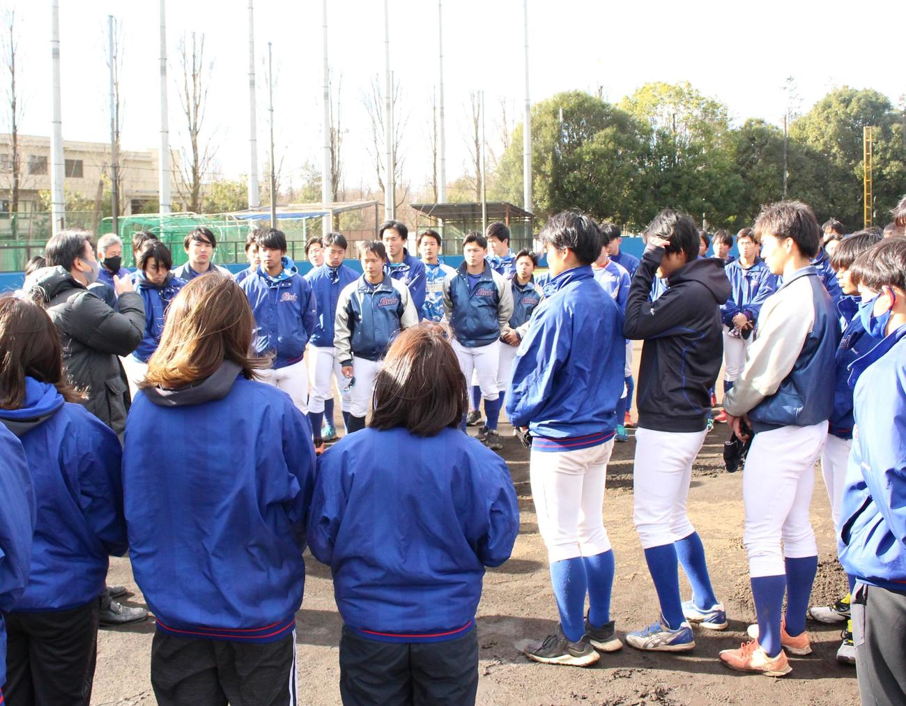 練習納めで、ミーティングを行う立正大の選手たち（撮影・保坂恭子）