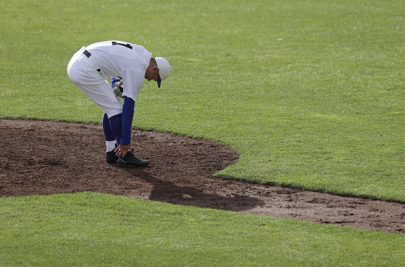 女子高校野球選抜チームとのエキシビションマッチで力投し足をつるイチロー氏（撮影・前田充）