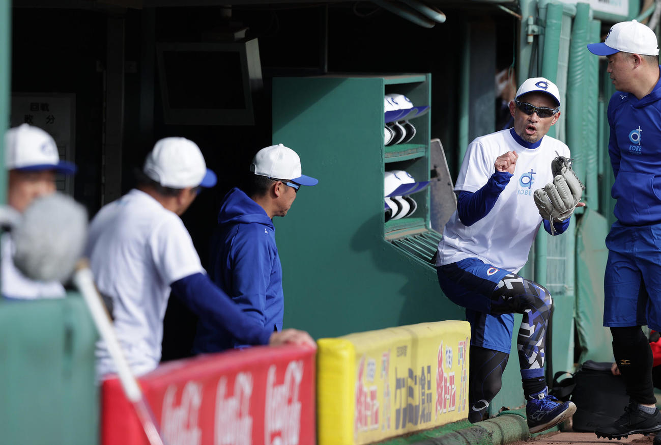 ナインに声を掛け、キャッチボールに向かうイチロー氏（右から2人目）（撮影・前田充）
