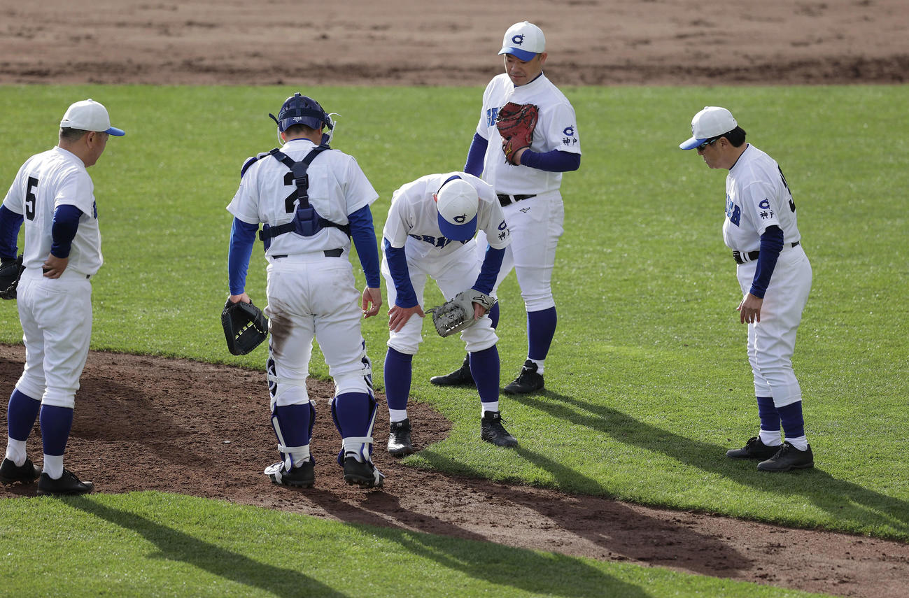 足がつりチームメートたに心配されるイチロー氏（中央）（撮影・前田充）
