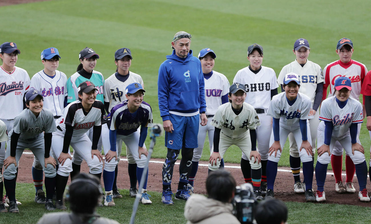 エキシビションマッチを終え、記念撮影するイチロー氏（中央）と女子高校野球選抜チームの選手ら（撮影・前田充）