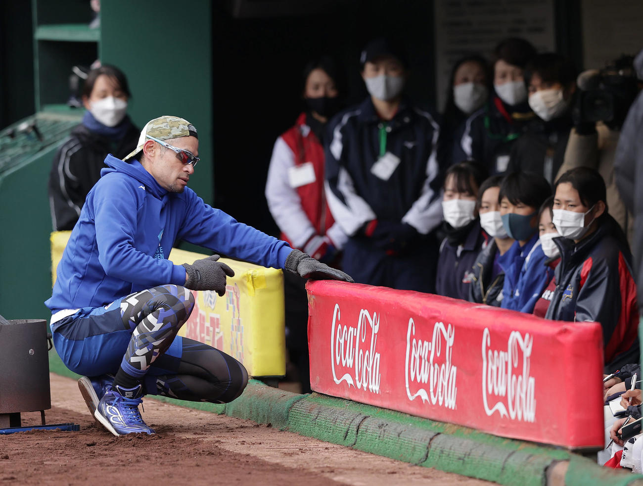 エキシビションマッチを終え、女子高校野球選抜チームの選手らにアドバイスを送るイチロー氏（撮影・前田充）