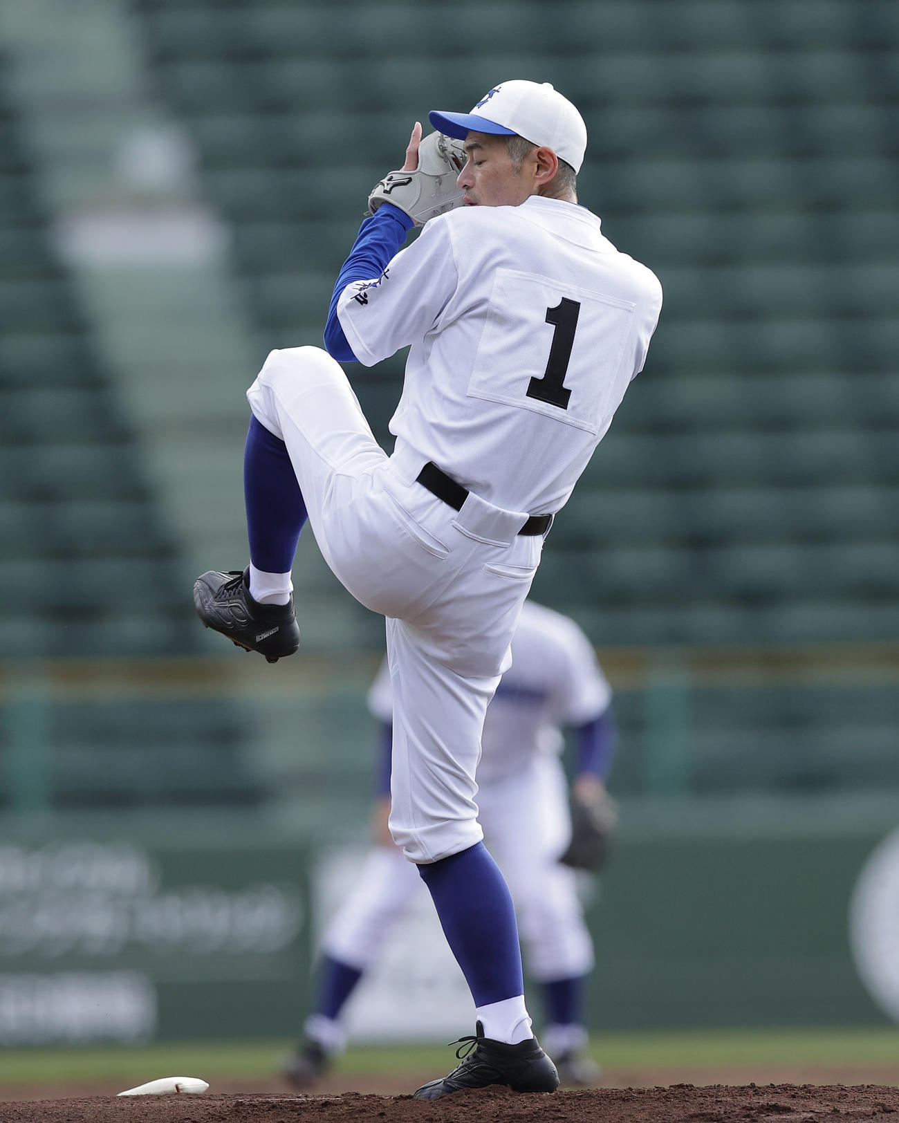 女子高校野球選抜チームとのエキシビションマッチで先発し力投するイチロー氏（撮影・前田充）