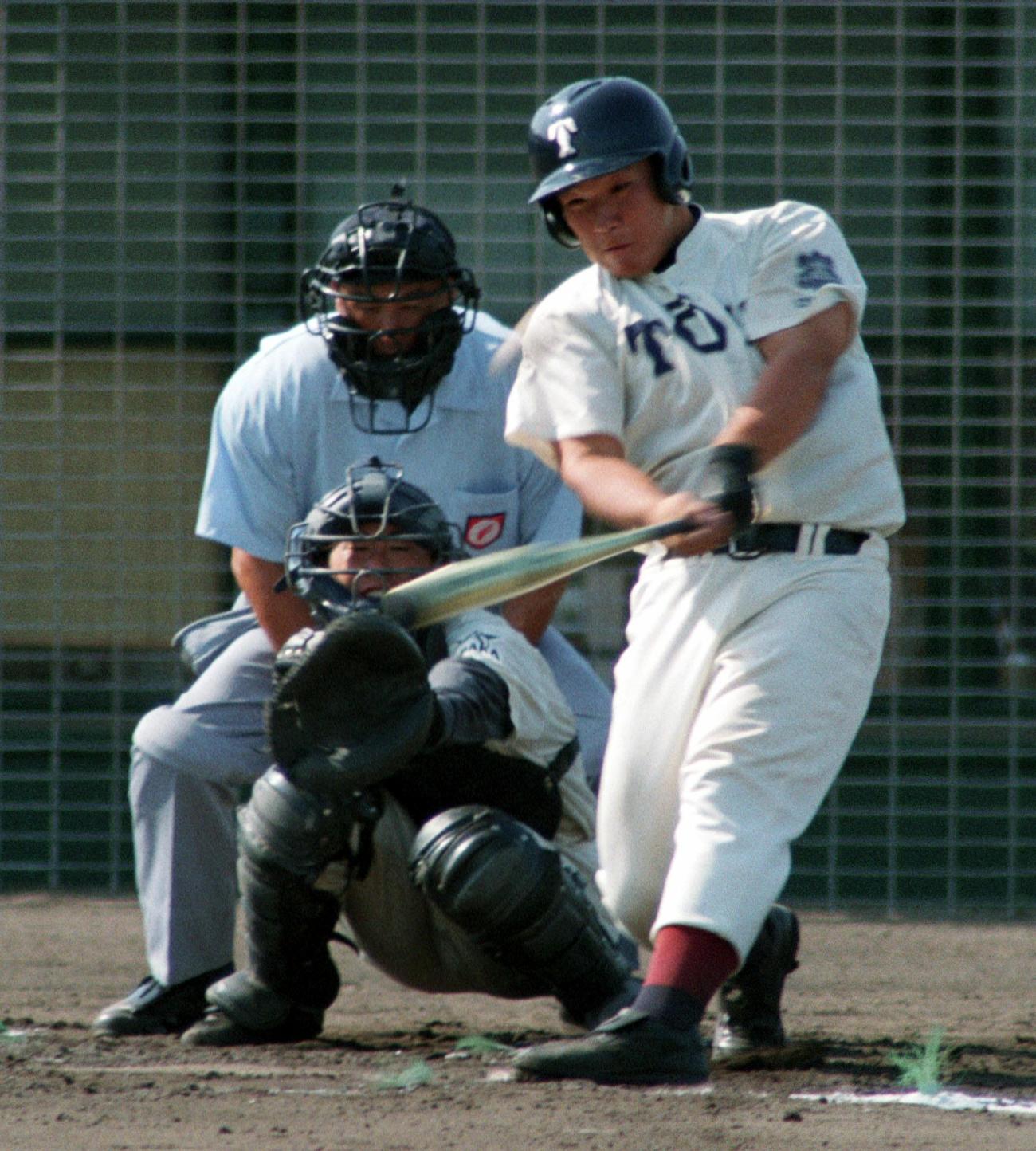 第82回全国高校野球選手権大会・大阪府大会予選　大阪桐蔭対高槻北　豪快なスイングで左越えに本塁打を放つ大阪桐蔭時代の中村剛也（2001年7月26日撮影）
