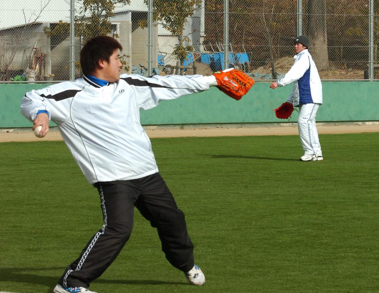 2006年自主トレ　高校時代の同級生の西武・中村剛也（左）も練習を行う母校・大阪桐蔭高で自主トレを公開した阪神・岩田稔（2006年1月6日撮影）
