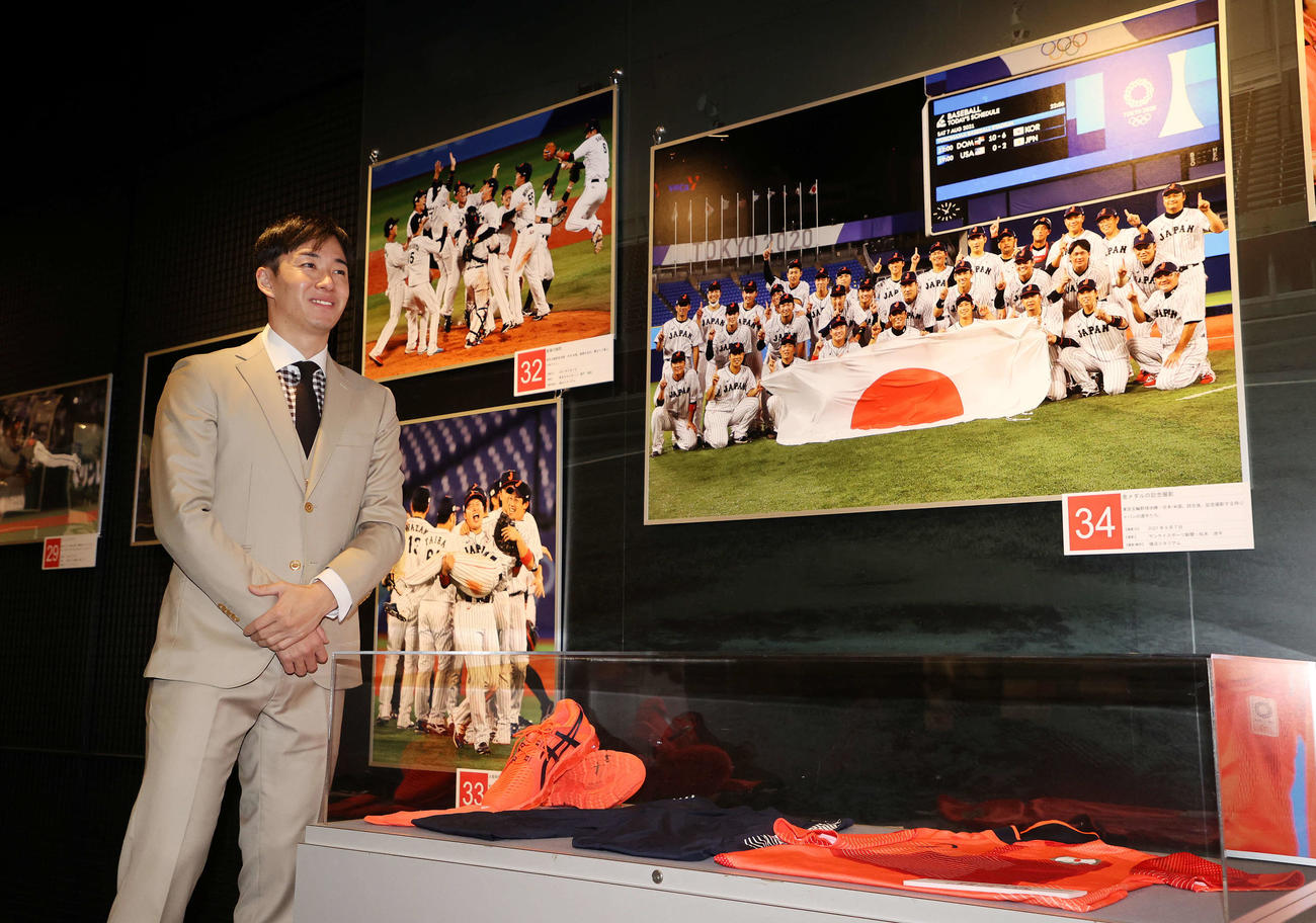 野球報道写真展を見学する斎藤氏（撮影・鈴木正人）