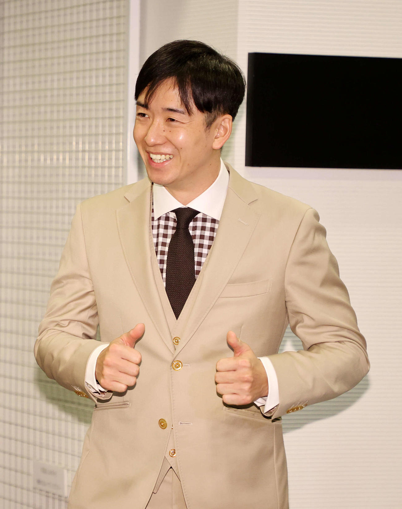 サムアップし会場を引き揚げる斎藤氏（撮影・鈴木正人）