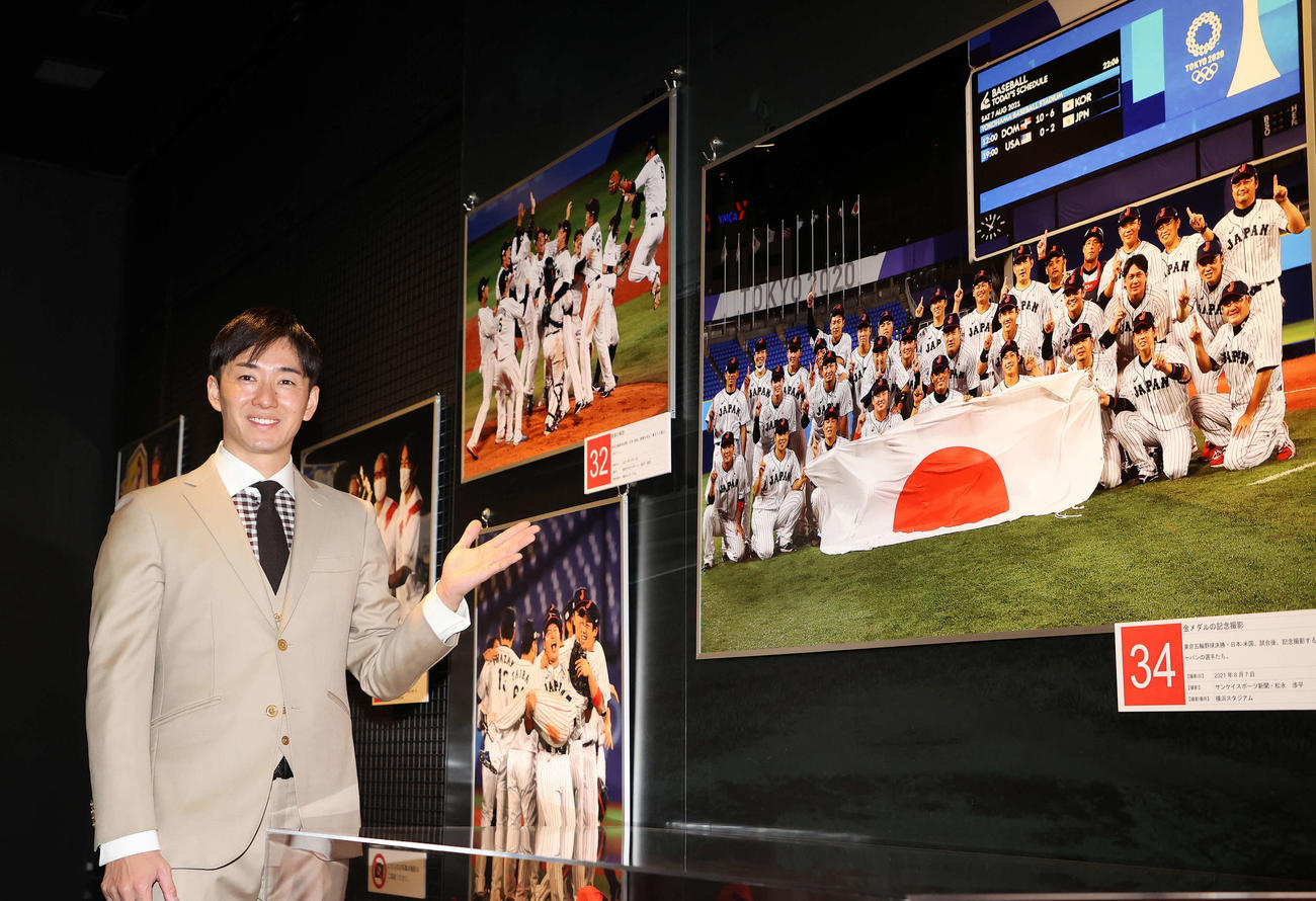 野球報道写真展を見学する斎藤氏（撮影・鈴木正人）