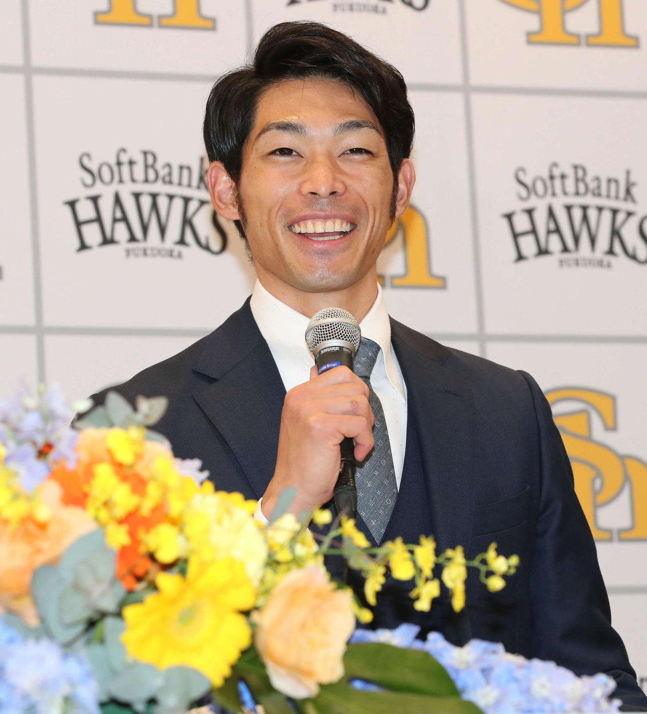 ソフトバンク入団会見で笑顔を見せる又吉（撮影・梅根麻紀）