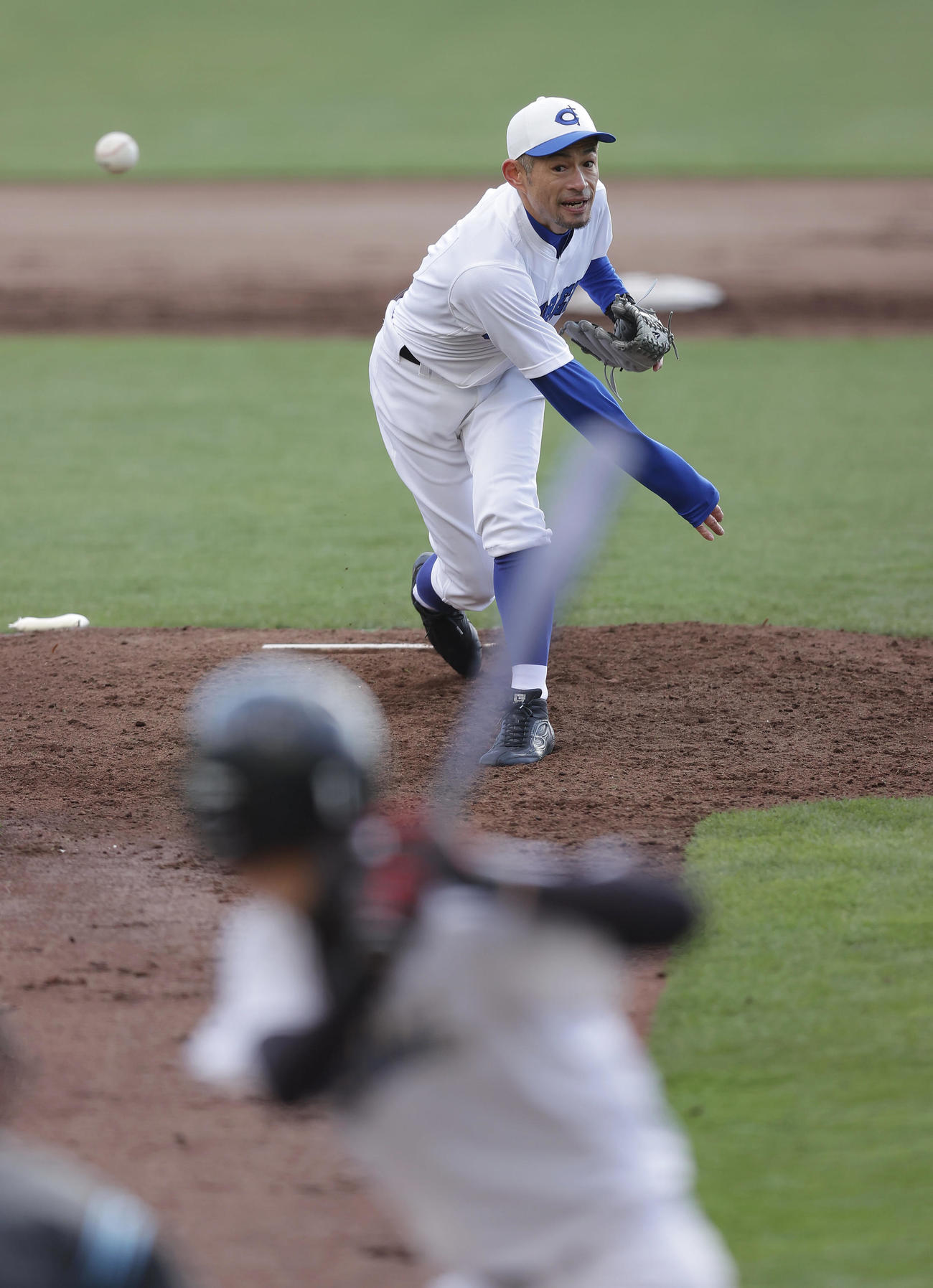 女子高校野球選抜チームとのエキシビションマッチで先発し力投するイチロー氏撮影・前田充）
