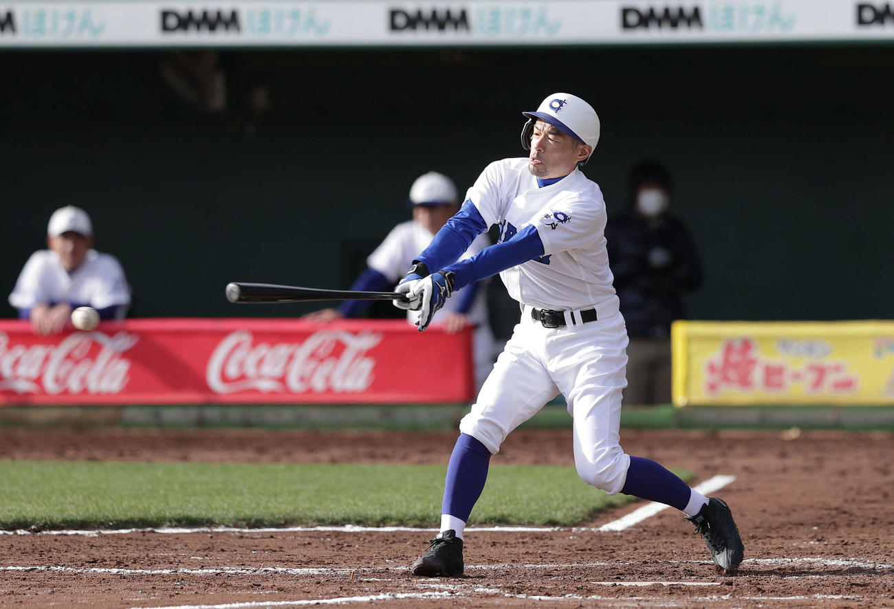 女子高校野球選抜チームとのエキシビションマッチで併殺に倒れるイチロー氏（撮影・前田充）