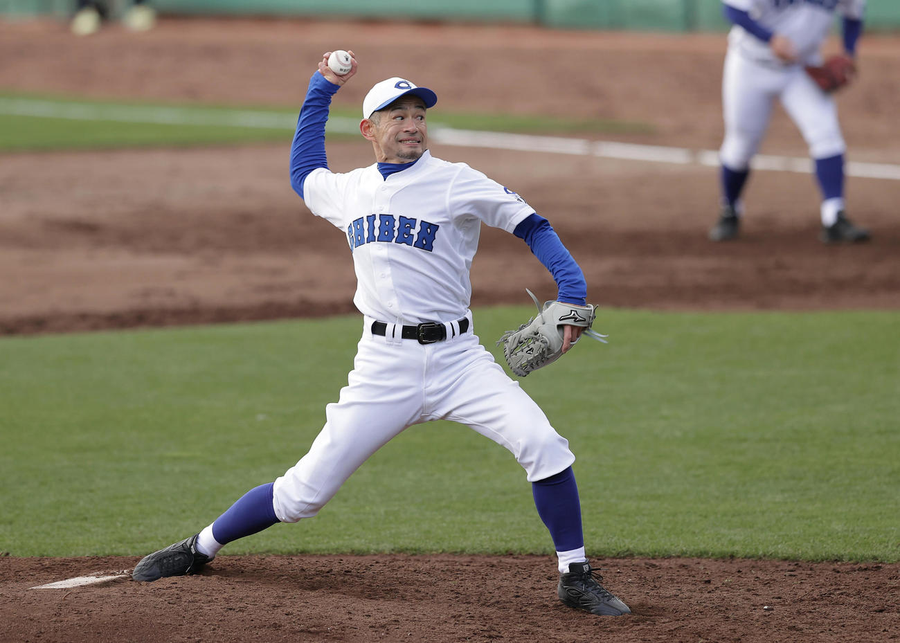 女子高校野球選抜チームとのエキシビションマッチで先発し力投するイチロー氏（撮影・前田充）