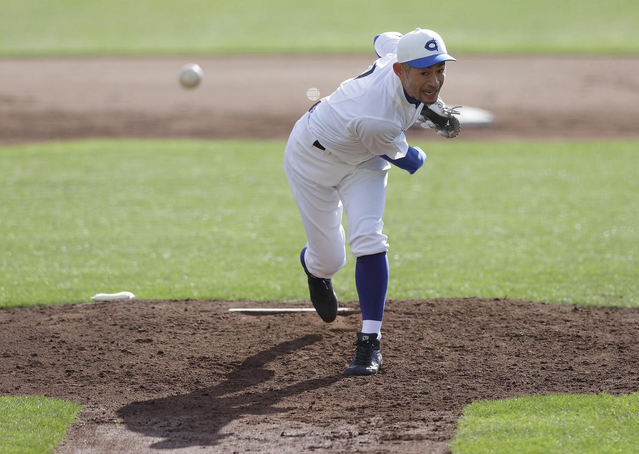 女子高校野球選抜チームとのエキシビションマッチで先発し力投するイチロー氏（撮影・前田充）