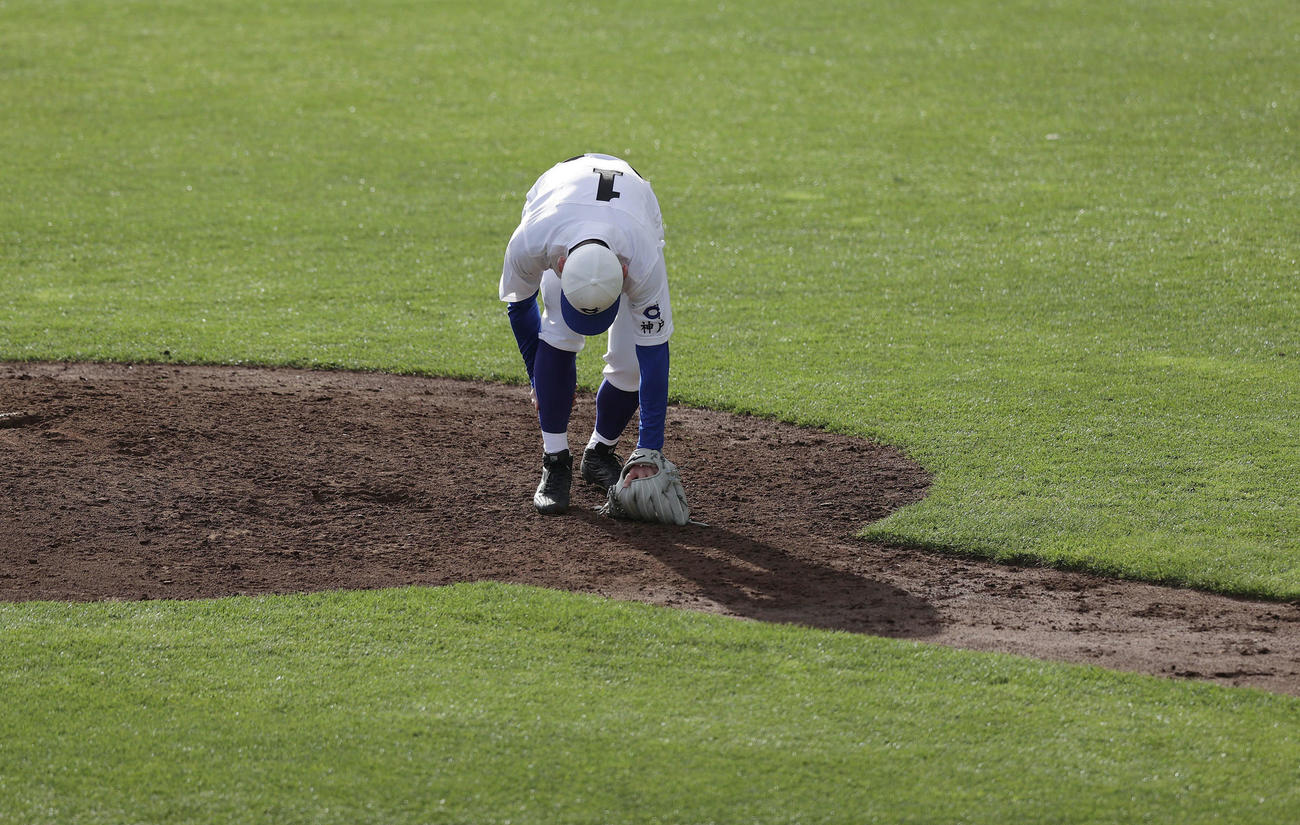 女子高校野球選抜チームとのエキシビションマッチで力投し足をつるイチロー氏（撮影・前田充）