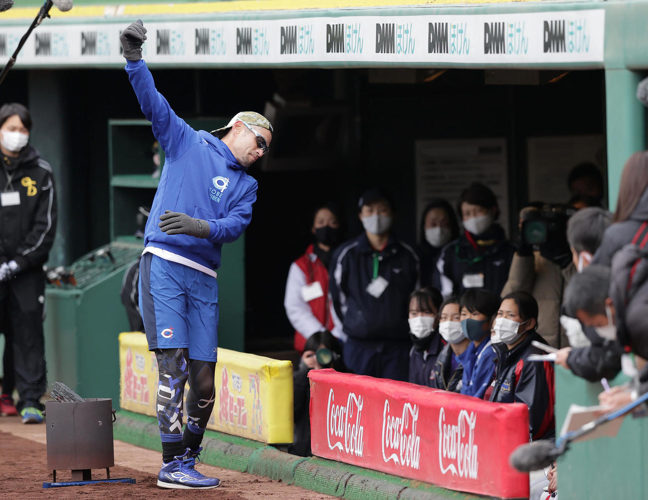 エキシビションマッチを終え、女子高校野球選抜チームの選手らにアドバイスを送るイチロー氏（撮影・前田充）