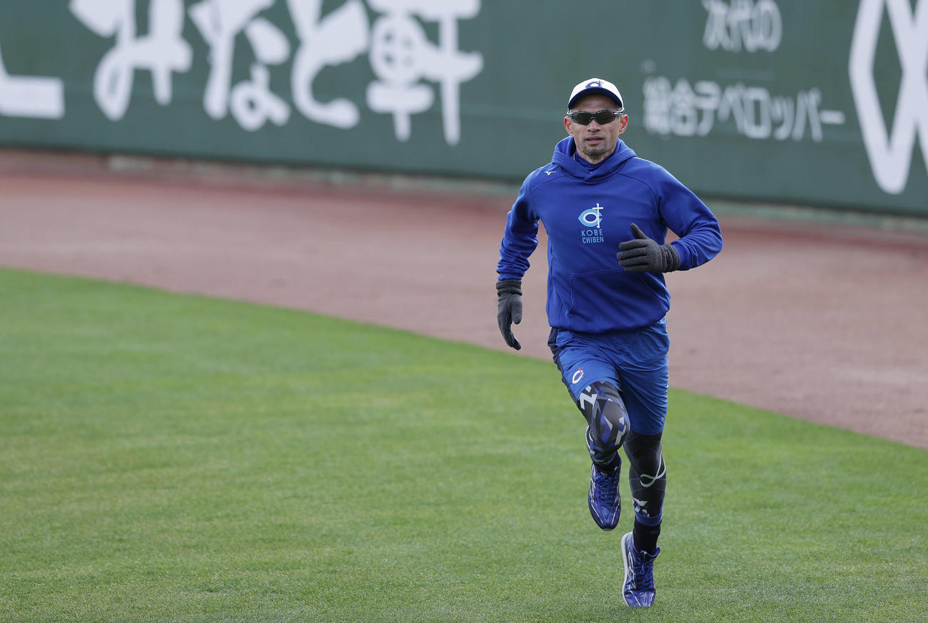 外野でダッシュするイチロー氏（撮影・前田充）