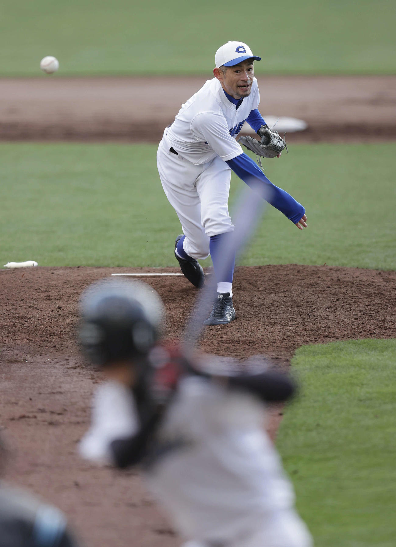 女子高校野球選抜チームとのエキシビジョンマッチで先発し力投するイチロー氏（撮影・前田充）
