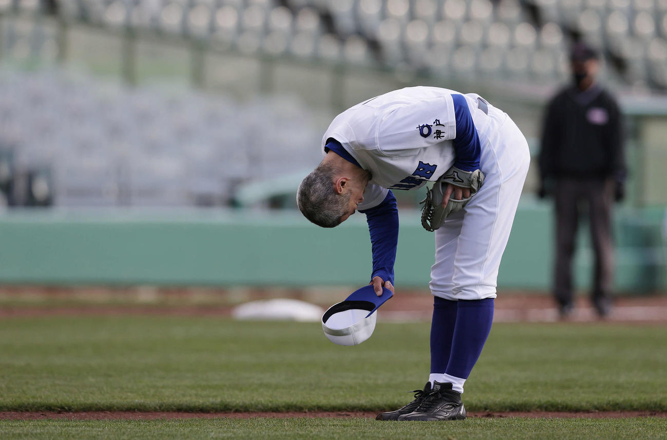 女子高校野球選抜チームとのエキシビションマッチで2度目の死球を与え、深々と頭を下げるイチロー氏（撮影・前田充）