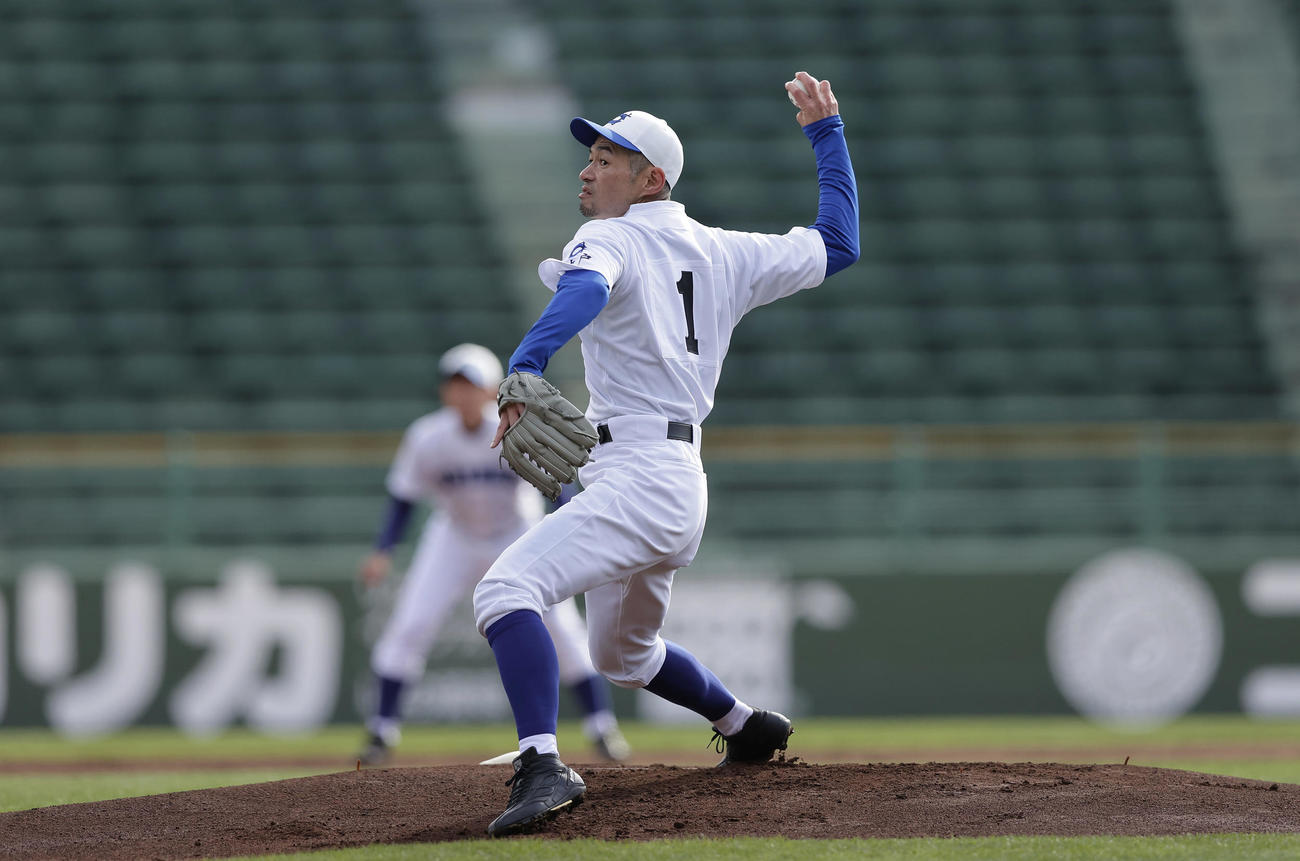 女子高校野球選抜チームとのエキシビションマッチで先発し力投するイチロー氏（撮影・前田充）