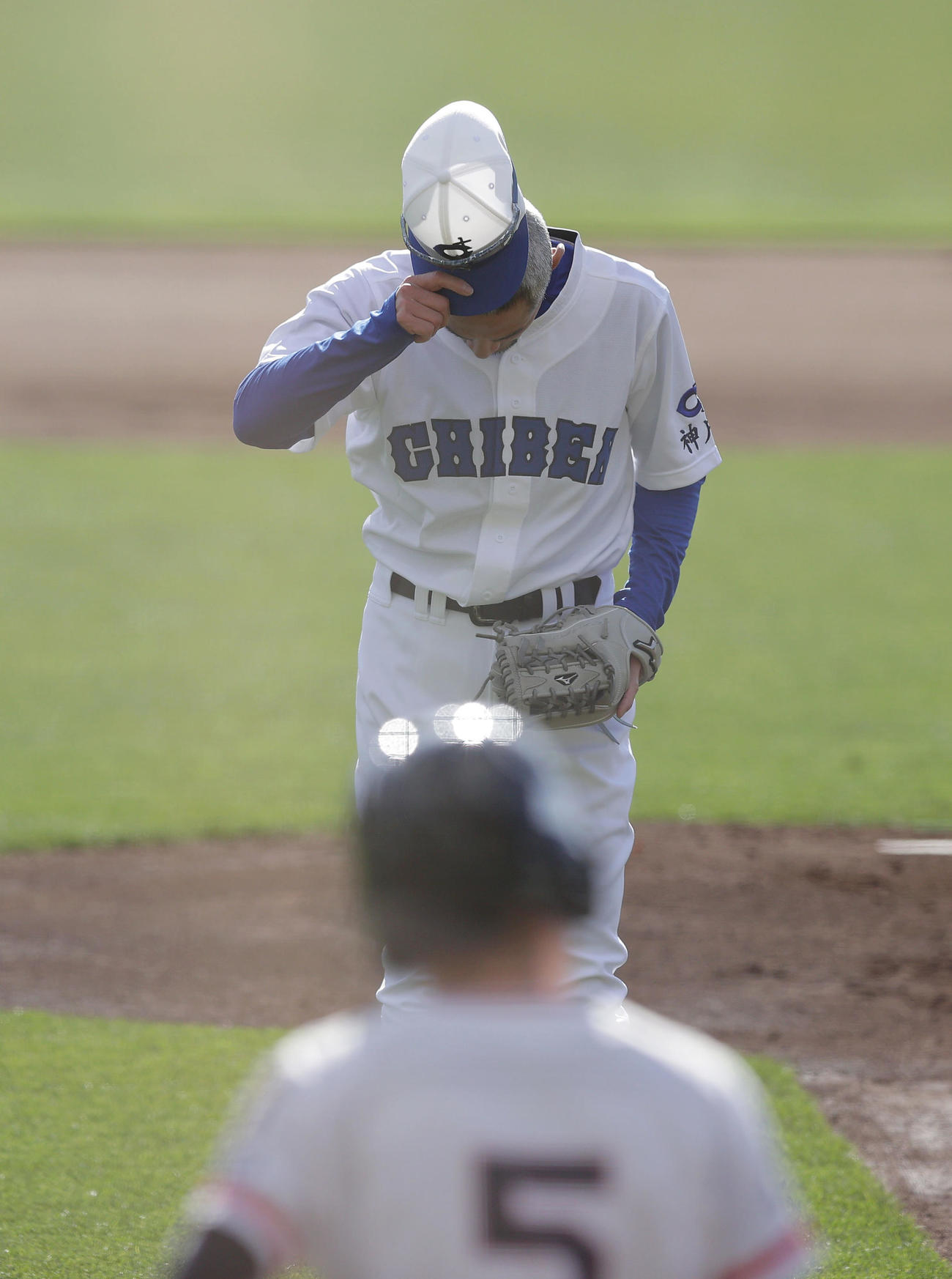 女子高校野球選抜チームとのエキシビションマッチで死球を与え、深々と頭を下げるイチロー氏（撮影・前田充）