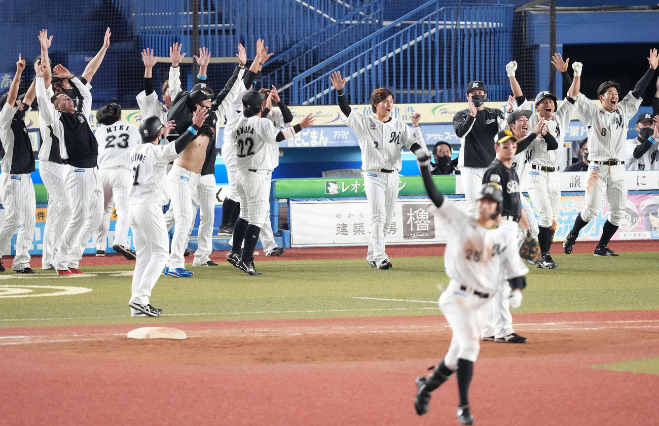 10月15日、ソフトバンク戦で岡大海のサヨナラ本塁打に喜びを爆発させるロッテナイン