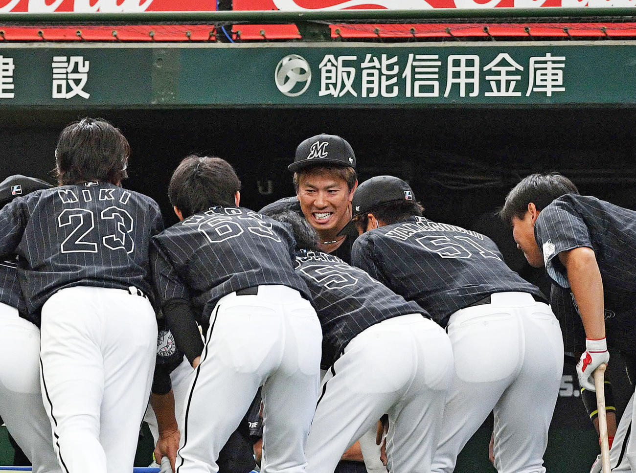 円陣で声だしするロッテ角中勝也（右から３人目）（2021年9月撮影）