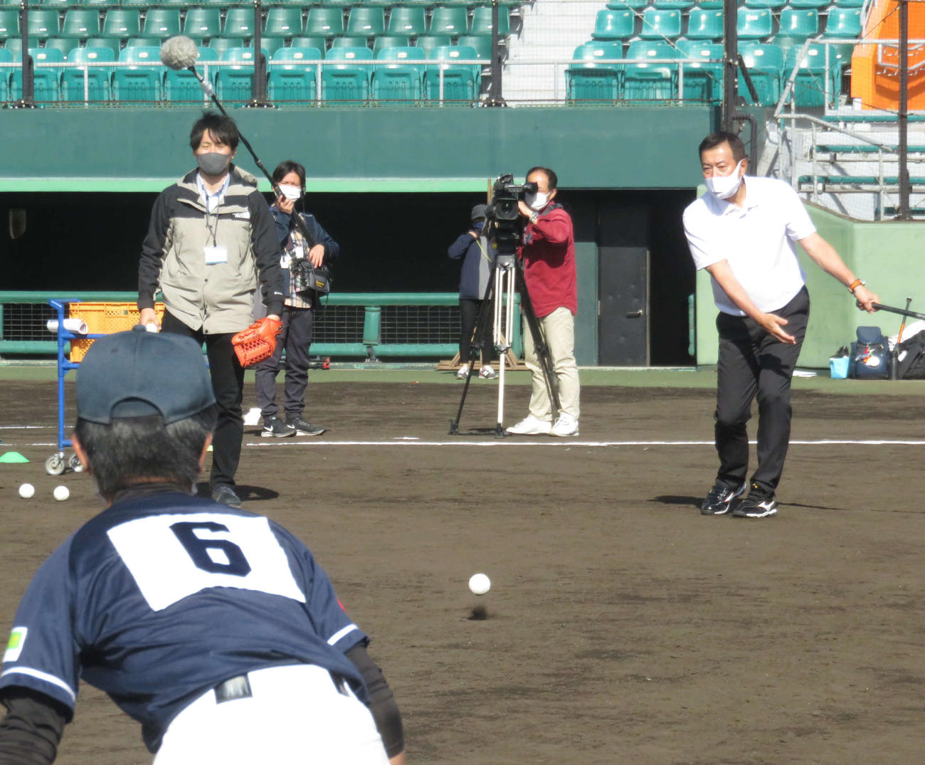 「ファンケル　キッズベースボール　2021 in沖縄県那覇市」で小学生にノックをする巨人原監督