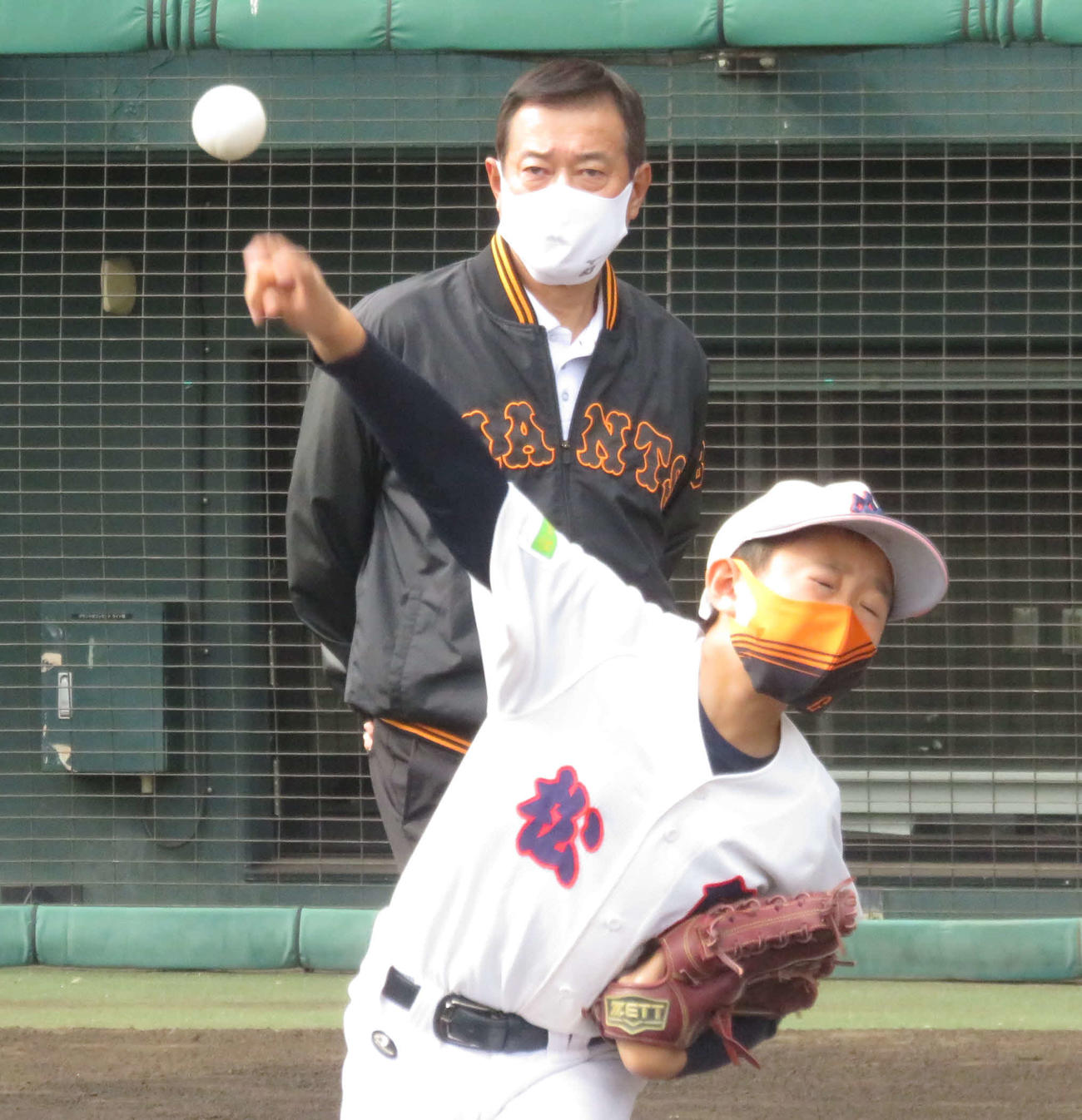「ファンケル　キッズベースボール　2021 in沖縄県那覇市」で小学生のキャッチボールを指導する巨人原監督