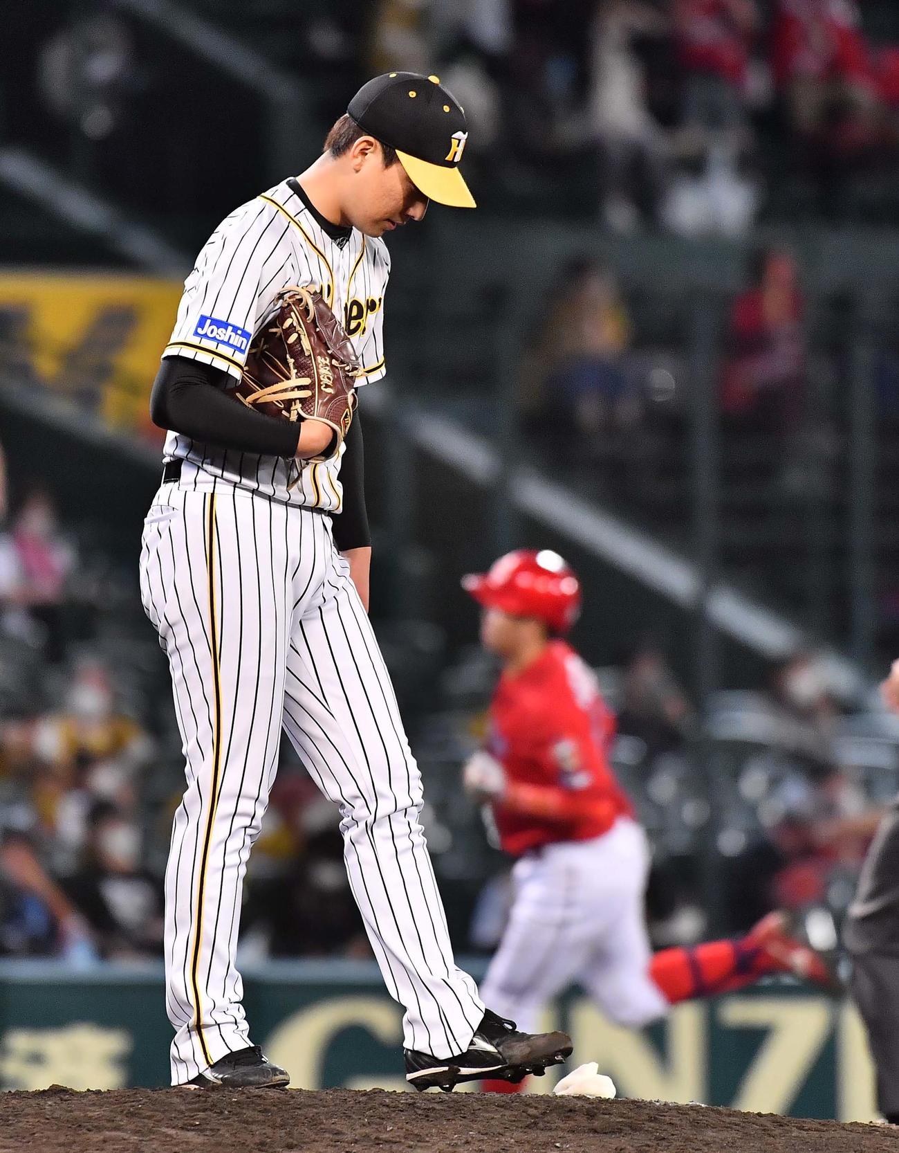 阪神対広島　8回表広島1死、岩崎は小園に右越え勝ち越し本塁打を浴びる（2021年9月30日撮影）