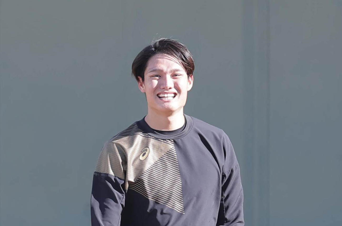 自主トレ中に笑顔を見せる西純（代表撮影）
