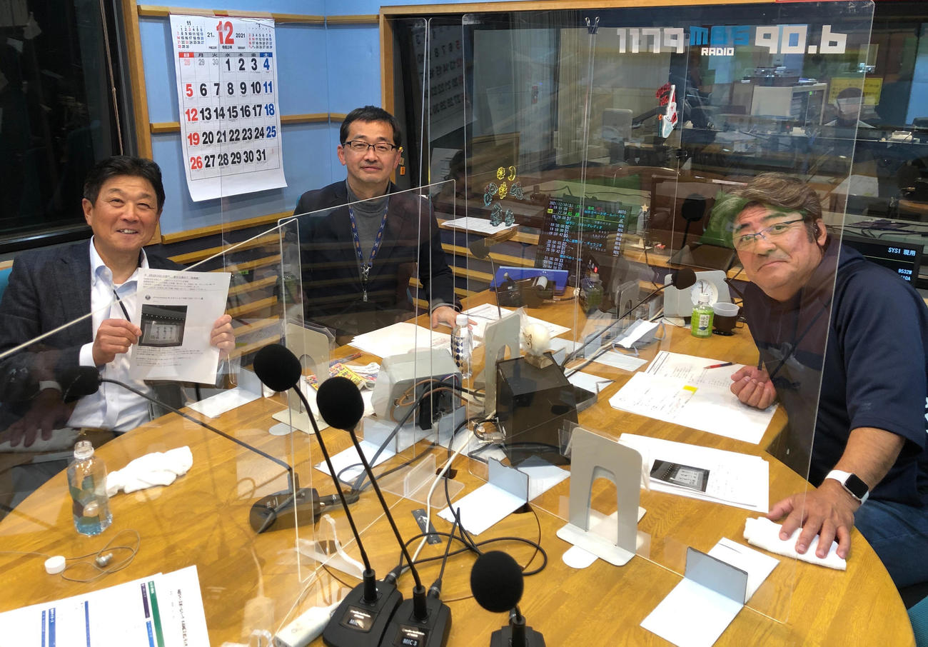 MBSラジオ「ベースボールパーク」に出演する阪神平田2軍監督（左）、右から亀山つとむ氏、近藤アナウンサー（球団提供）