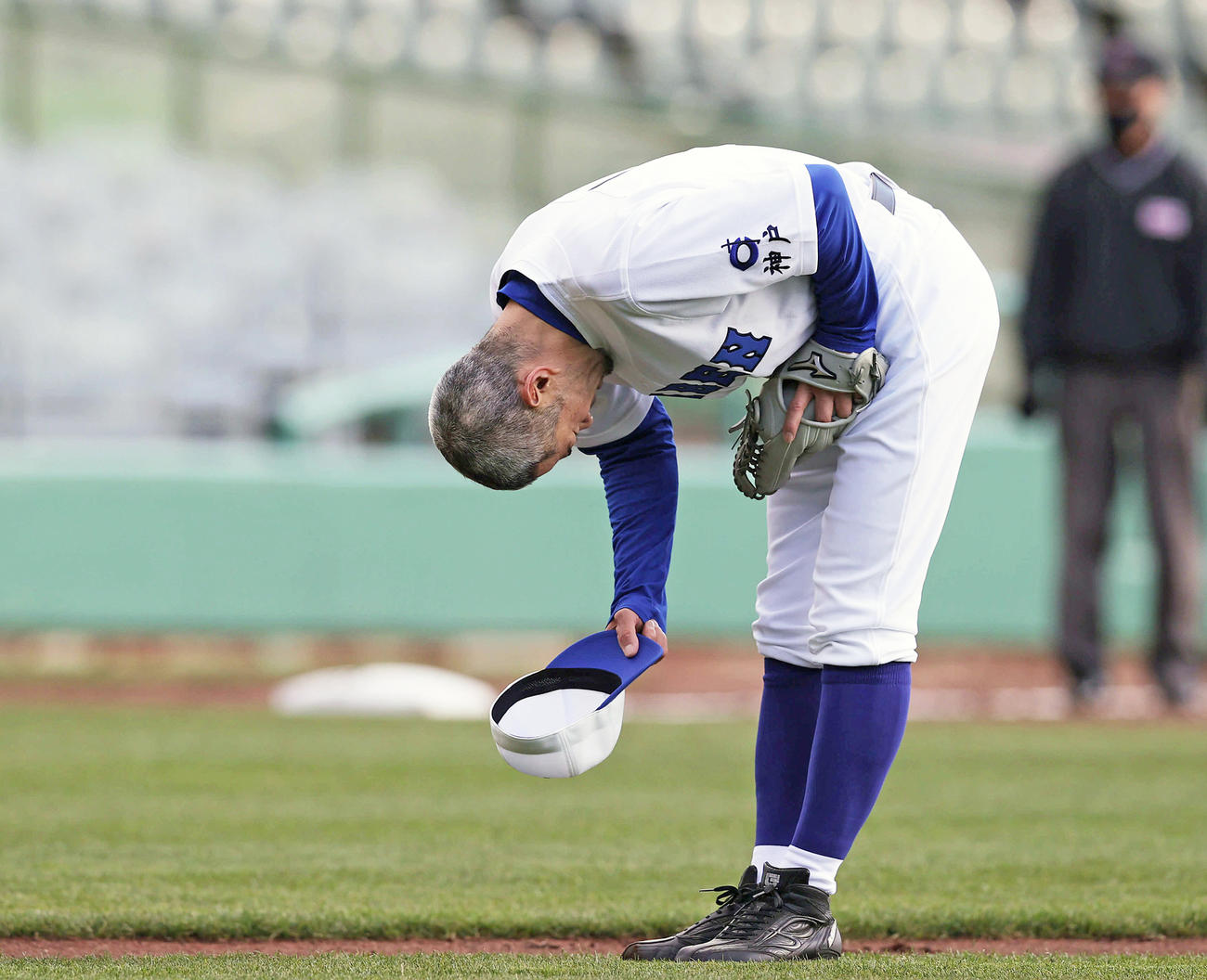 2度目の死球を与え、深々と頭を下げるイチロー氏（撮影・前田充）