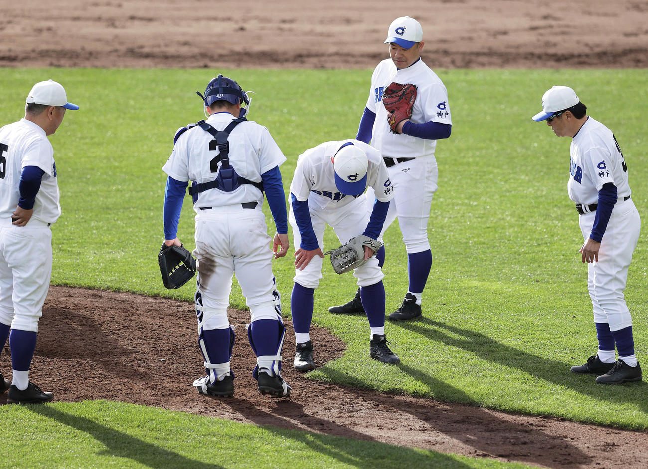 足がつりチームメートに心配されるイチロー氏（中央）（撮影・前田充）