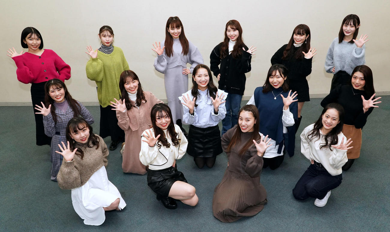 チアドラゴンズ2022に決まったメンバー。前列左からKAREN、AYAMI、NANAKA、RINO、中列左からHONOKA、MANA、YUKINO、PIASU、KANA、、後列左からNAGISA、AI、MIZUKI、MOEKA、RAMU、YUI（球団提供）