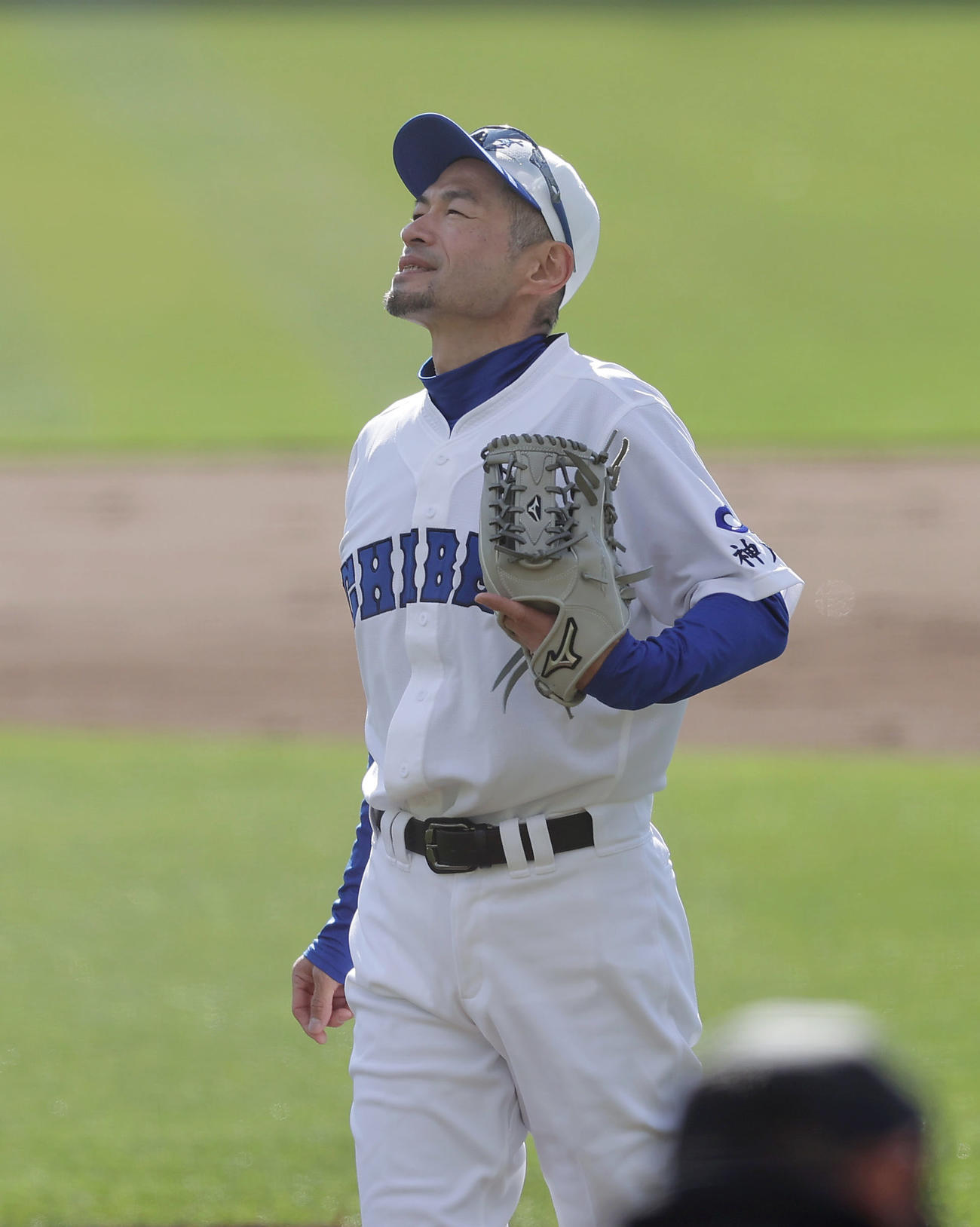 女子高校野球選抜チームとのエキシビションマッチで死球を与え悔しそうな表情を見せるイチロー氏（撮影・前田充）