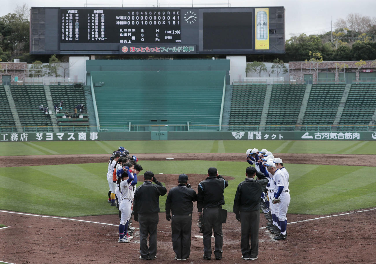 エキシビションマッチを終えあいさつを交わすイチロー氏（手前右端）ら両チームの選手たち（撮影・前田充）