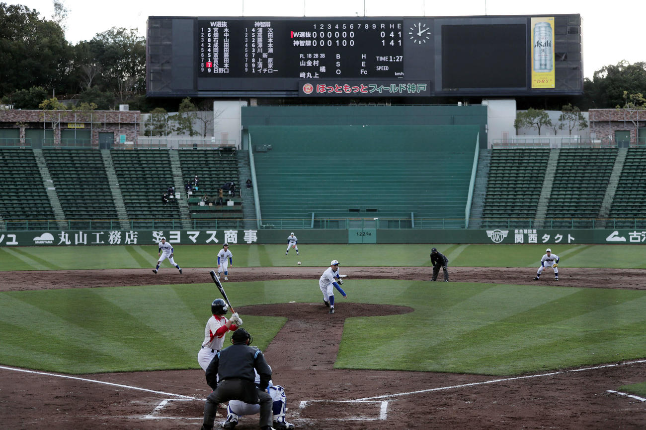 女子高校野球選抜チームとのエキシビションマッチで力投するイチロー氏（撮影・前田充）