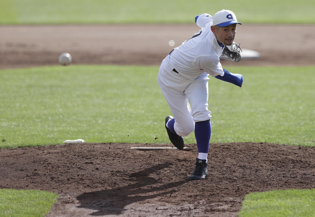 女子高校野球選抜チームとのエキシビションマッチで先発し力投するイチロー氏（撮影・前田充）