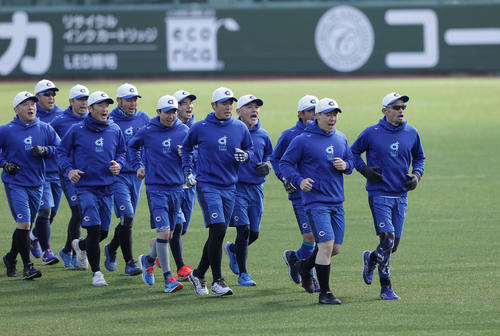 先頭で声を出し、ランニングするイチロー氏（右端）（撮影・前田充）