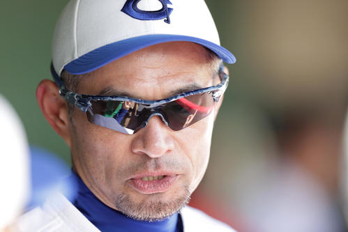 女子高校野球選抜チームとのエキシビションマッチでベンチから攻撃を見守るイチロー氏（撮影・前田充）