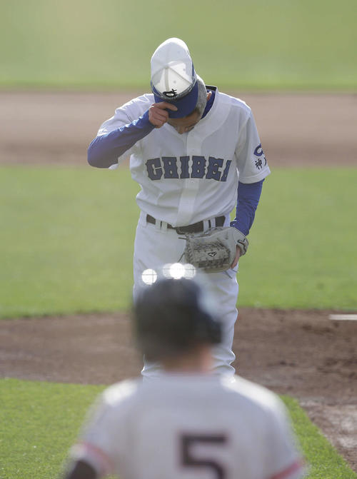 女子高校野球選抜チームとのエキシビションマッチで死球を与え、深々と頭を下げるイチロー氏（撮影・前田充）