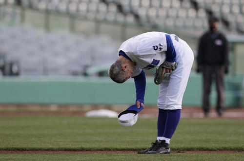 女子高校野球選抜チームとのエキシビションマッチで2度目の死球を与え、深々と頭を下げるイチロー氏（撮影・前田充）