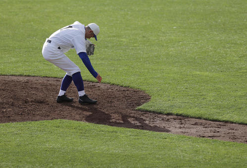力投し足をつるイチロー氏（撮影・前田充）