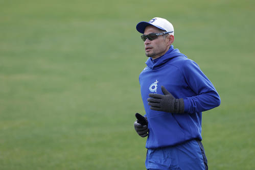ウオーミングアップを行うイチロー氏（撮影・前田充）