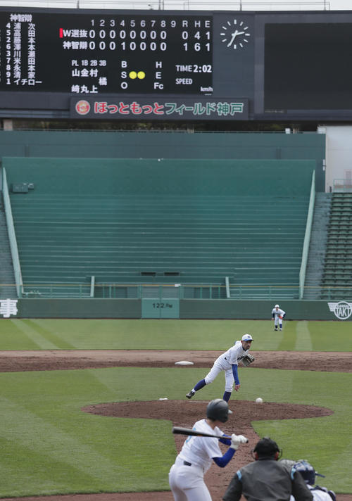 女子高校野球選抜チームとのエキシビションマッチで9回に力投するイチロー氏（撮影・前田充）