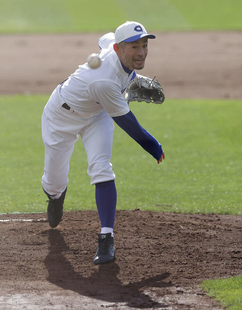 女子高校野球選抜チームとのエキシビションマッチで先発し力投するイチロー氏（撮影・前田充）