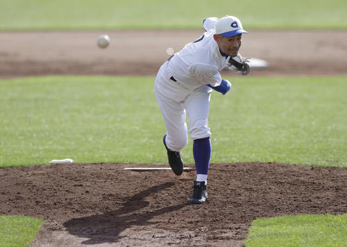 女子高校野球選抜チームとのエキシビションマッチで先発し力投するイチロー氏（撮影・前田充）